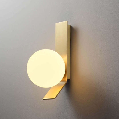 Zeitgenössische goldene Wandlampe mit Glasball