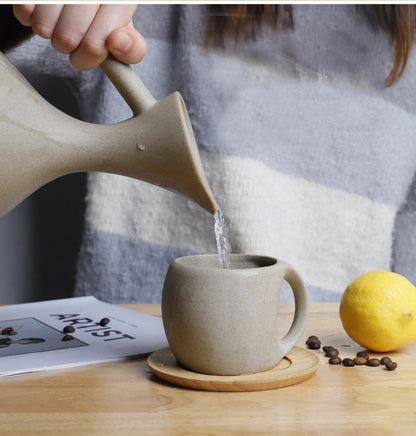 Keramikbecher im japanischen Stil mit Untertasse aus Holz