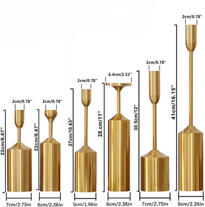 Set von goldfarbenen Kerzenhaltern