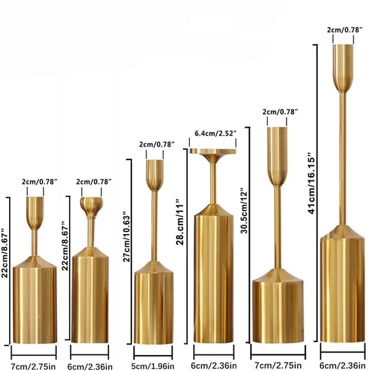 Set von goldfarbenen Kerzenhaltern