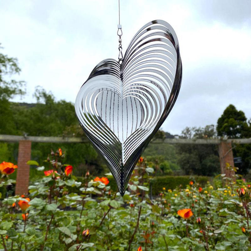 Metallischer 3D-Windspinner mit Klangspielen.