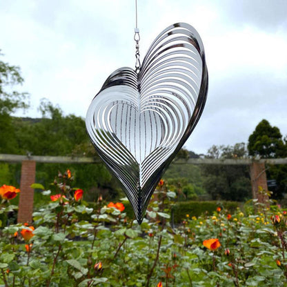 Metallischer 3D-Windspinner mit Klangspielen.