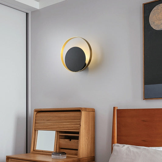 AuroraLux – Elegante Wandleuchte mit goldenem Akzent für ein luxuriöses Interieur