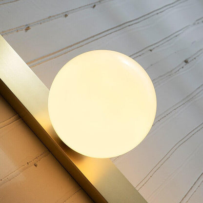 Zeitgenössische goldene Wandlampe mit Glasball