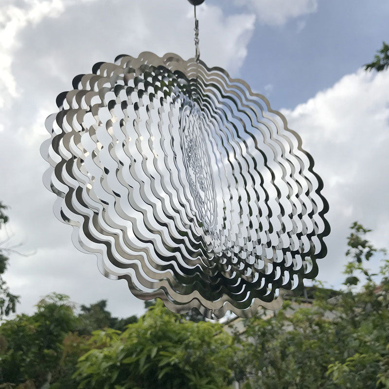 Metallischer 3D-Windspinner mit Klangspielen.