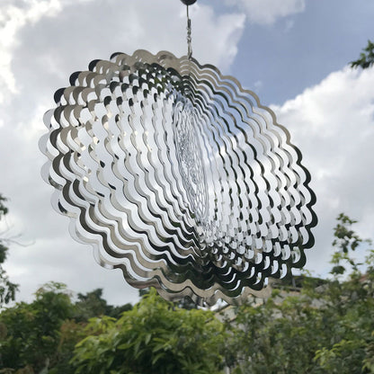 Metallischer 3D-Windspinner mit Klangspielen.