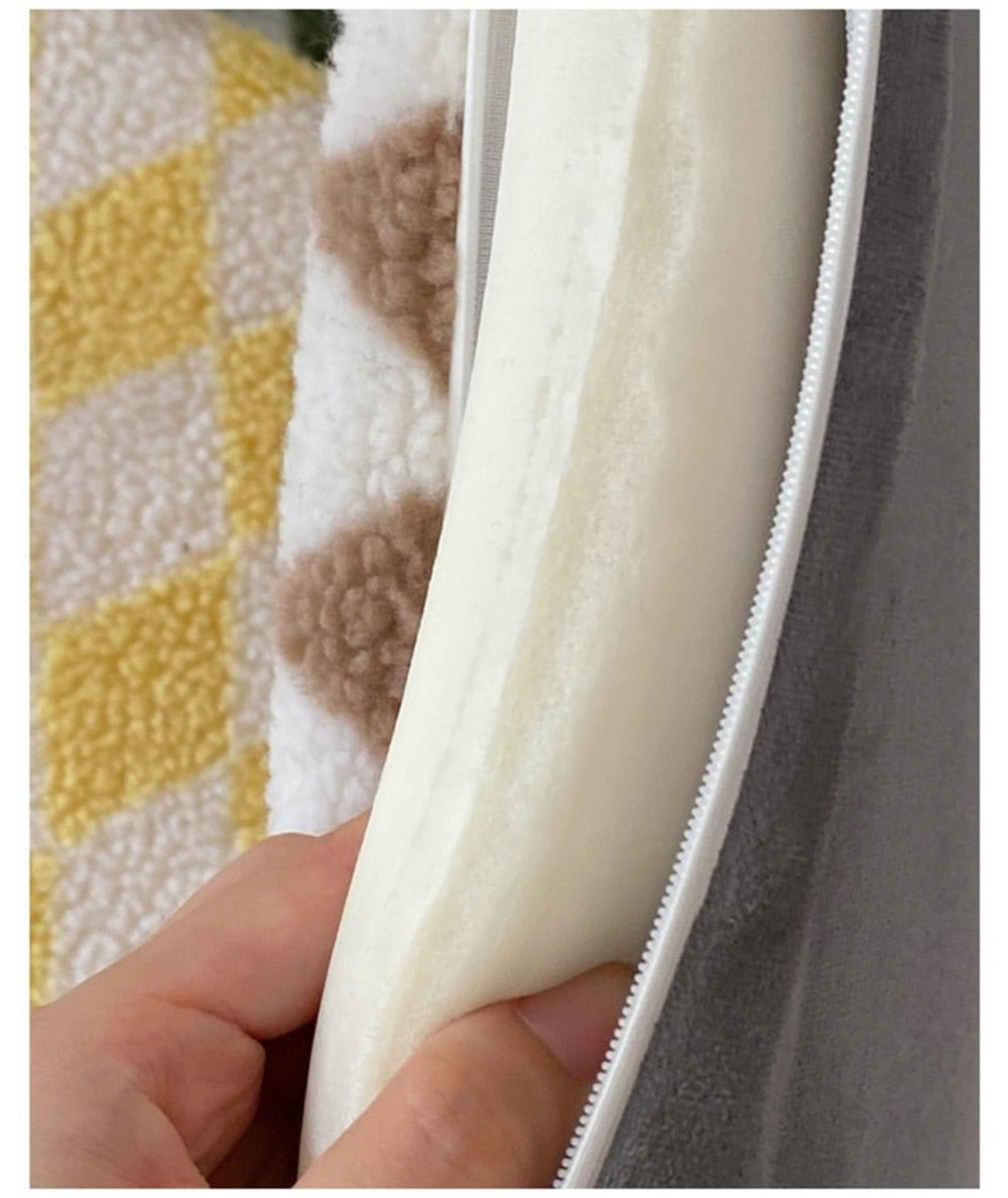 Gemütliches Polarfleece Kissen mit nordischem Schachbrettdesign für stilvolle Wohnräume