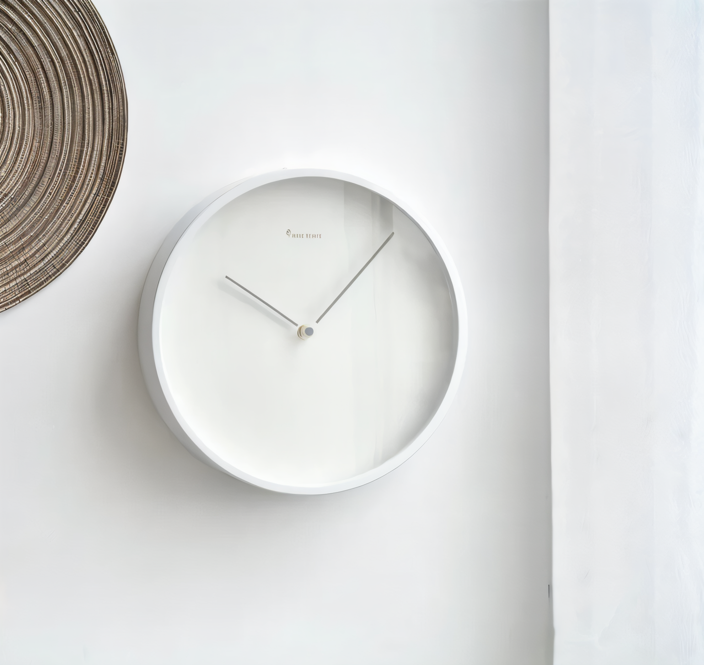 Circ O'Clock - Elegante Weiße Metall Wanduhr