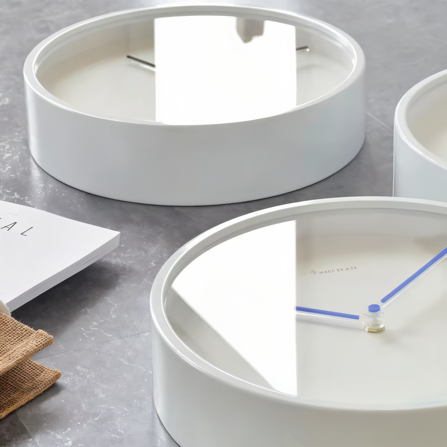 Circ O'Clock - Elegante Weiße Metall Wanduhr