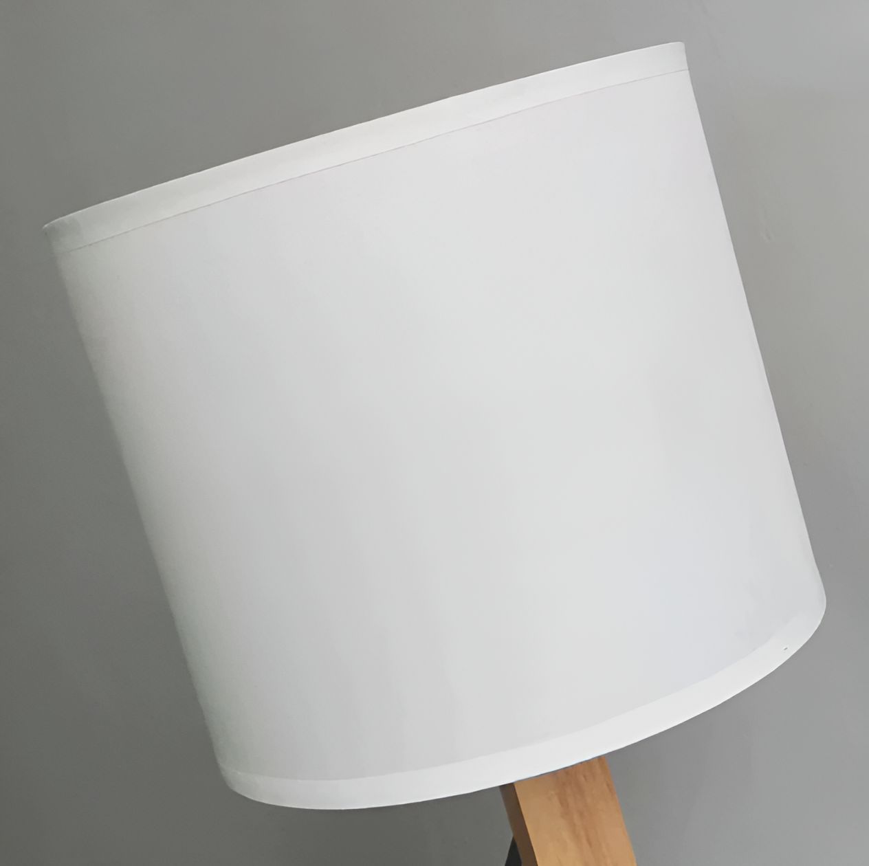 FlexiWood – Einzigartige verstellbare Tischlampe mit natürlichen Holzakzenten
