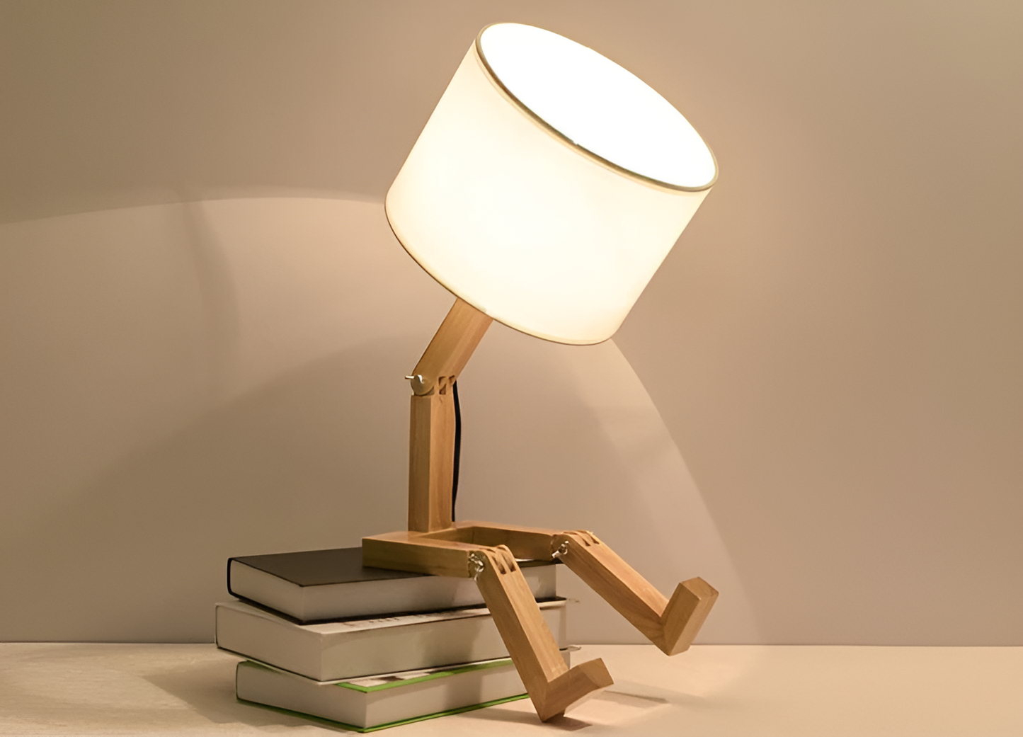 FlexiWood – Einzigartige verstellbare Tischlampe mit natürlichen Holzakzenten