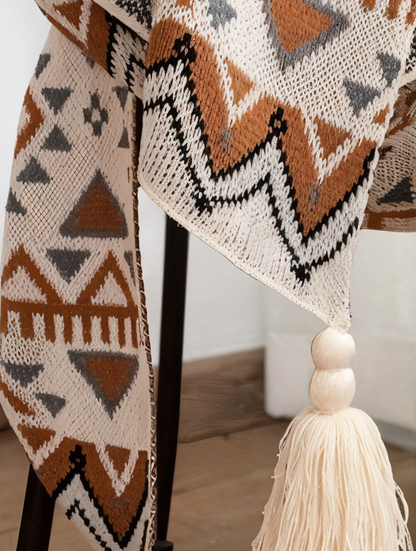 GeoFringe Plaid - Geometrische Boho Fleece Decke - Dekorative Gestrickte Wohndecke