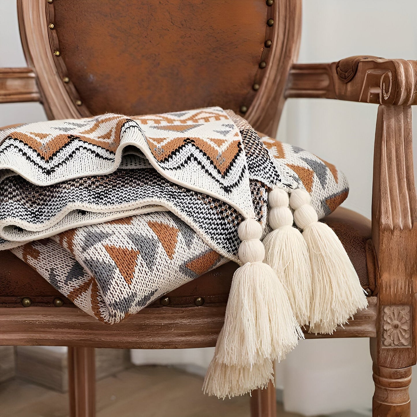GeoFringe Plaid - Geometrische Boho Fleece Decke - Dekorative Gestrickte Wohndecke