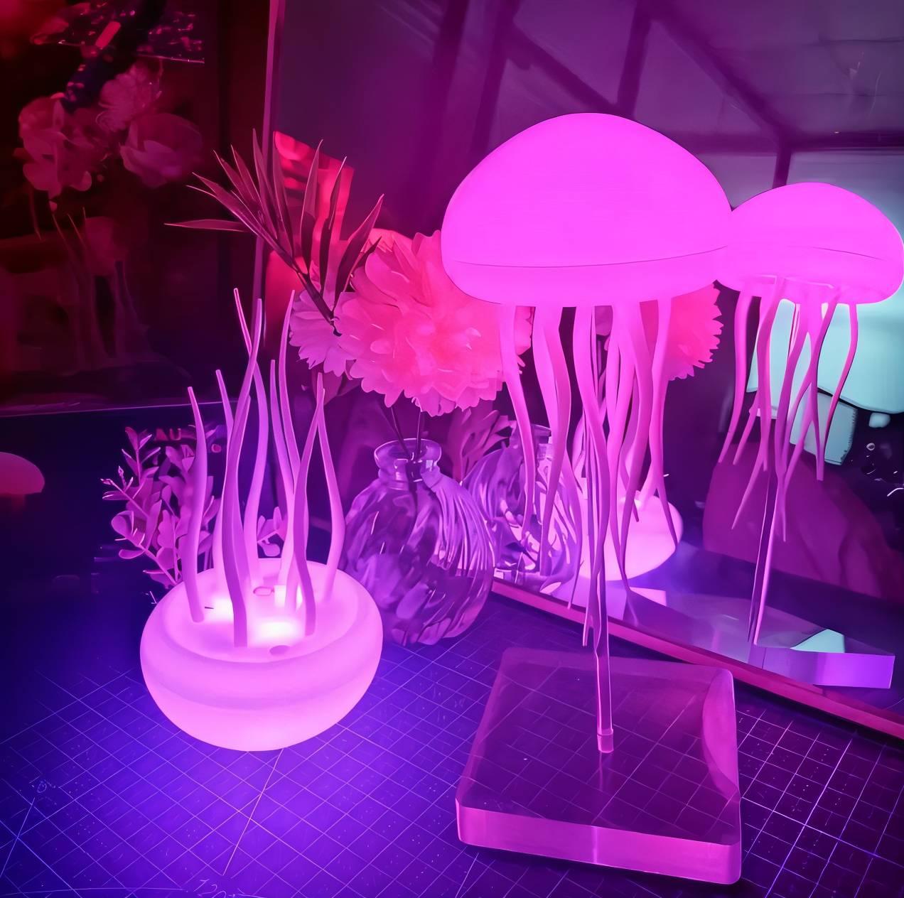 IllumBeats Quallen Tischlampe - Farbwechselndes, Sprachgesteuertes und Wiederaufladbares Nachtlicht