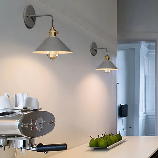 RetroGlow – Vintage-inspirierte Wandlampe mit verspielter Eleganz