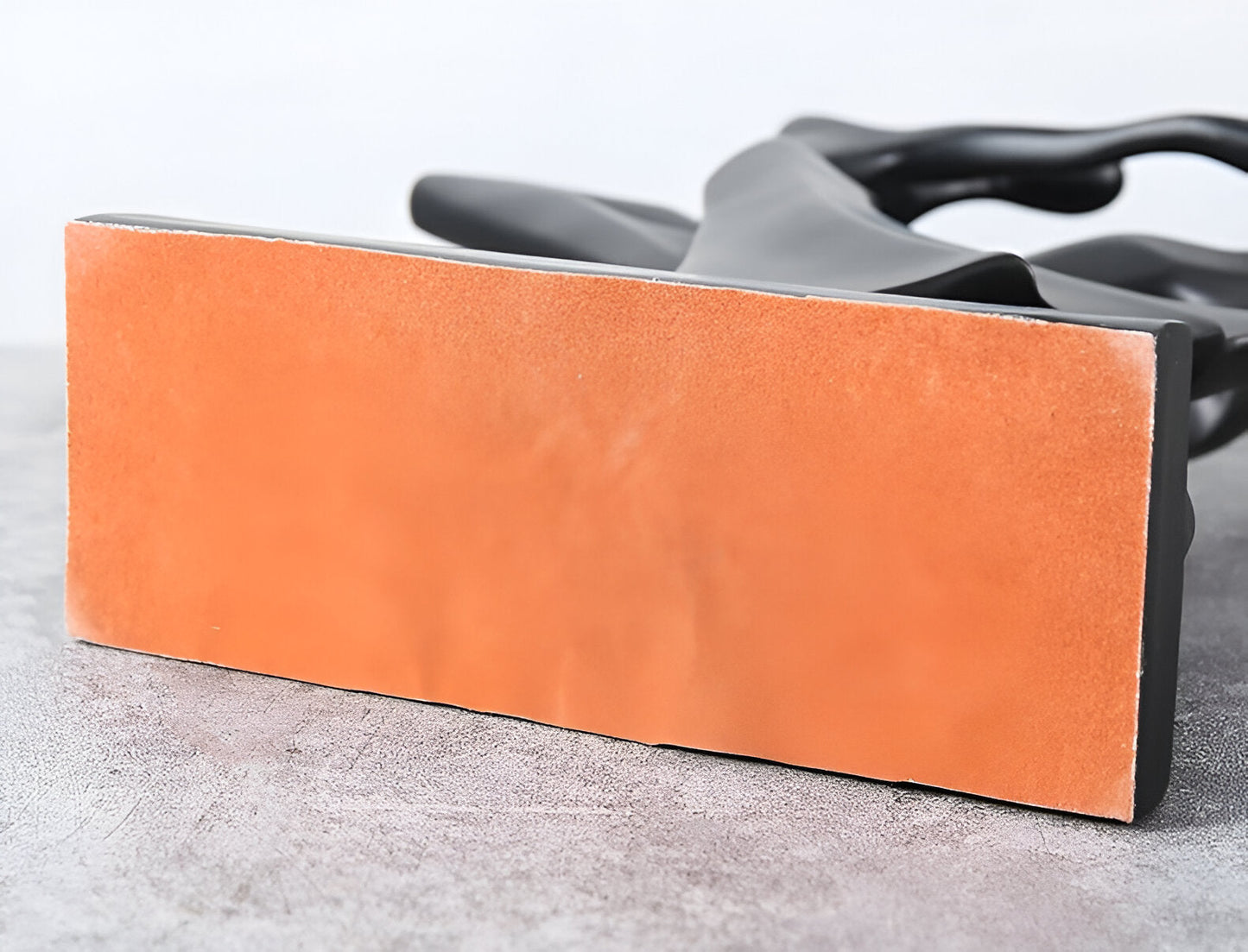 SwayDuo Ornament - Weiße und schwarze tanzende Harzskulptur - Moderne abstrakte Kunst