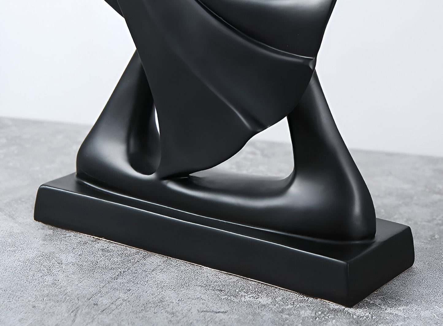 SwayDuo Ornament - Weiße und schwarze tanzende Harzskulptur - Moderne abstrakte Kunst