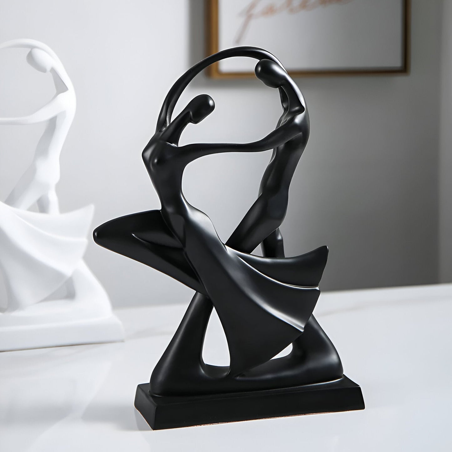 SwayDuo – Moderne tanzende Skulptur aus elegantem Harz für ein künstlerisches Interieur