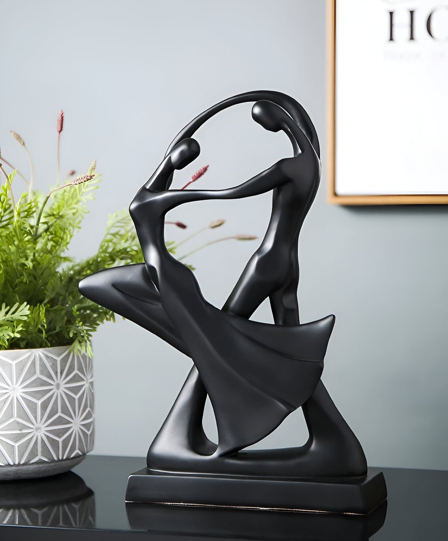 SwayDuo – Moderne tanzende Skulptur aus elegantem Harz für ein künstlerisches Interieur