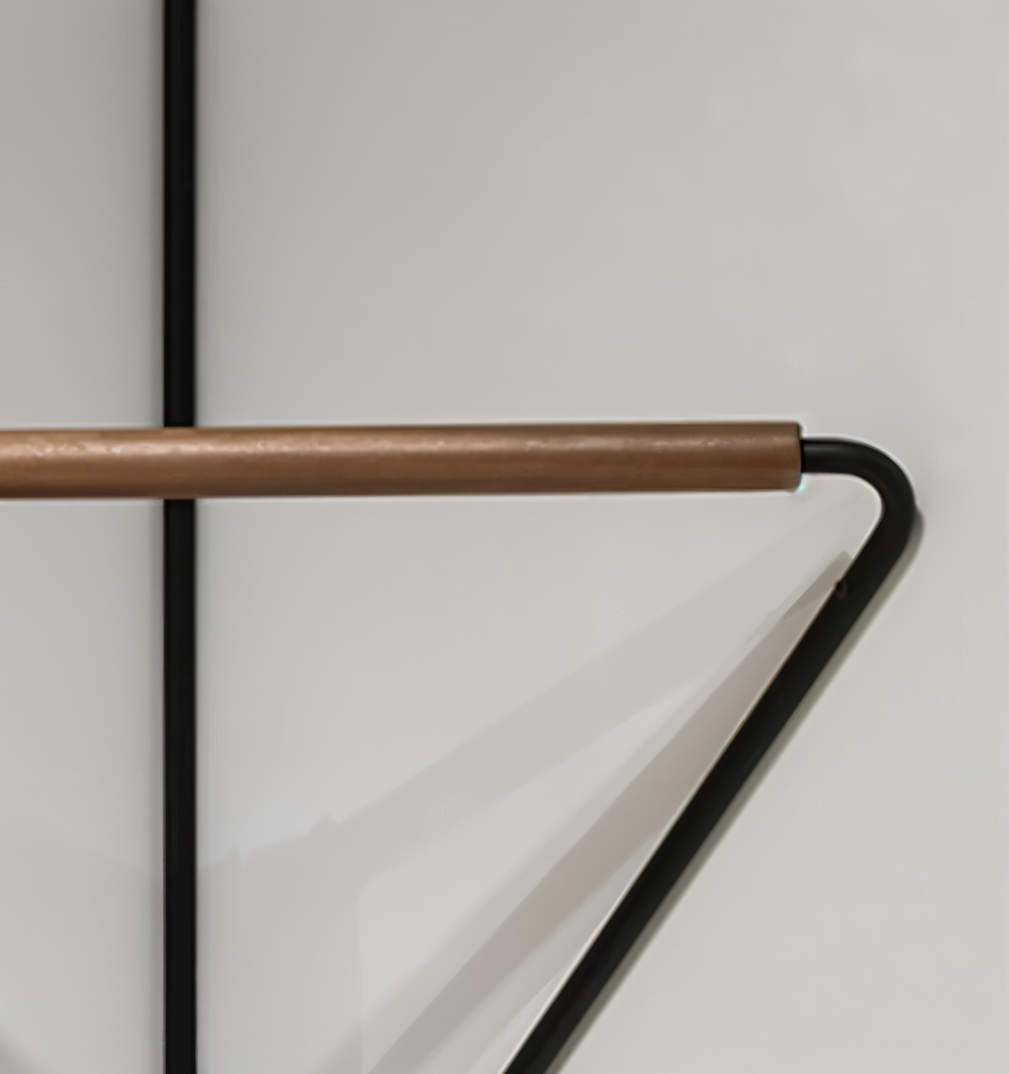 Triad Garderobenständer - Geometrische Mehrzweckgarderobe aus Metall