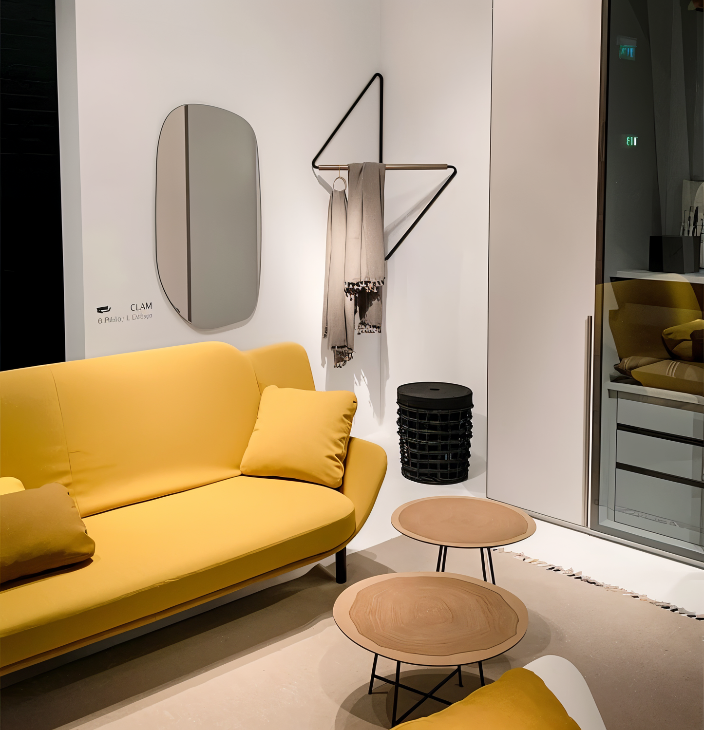 Triad Garderobenständer - Geometrische Mehrzweckgarderobe aus Metall