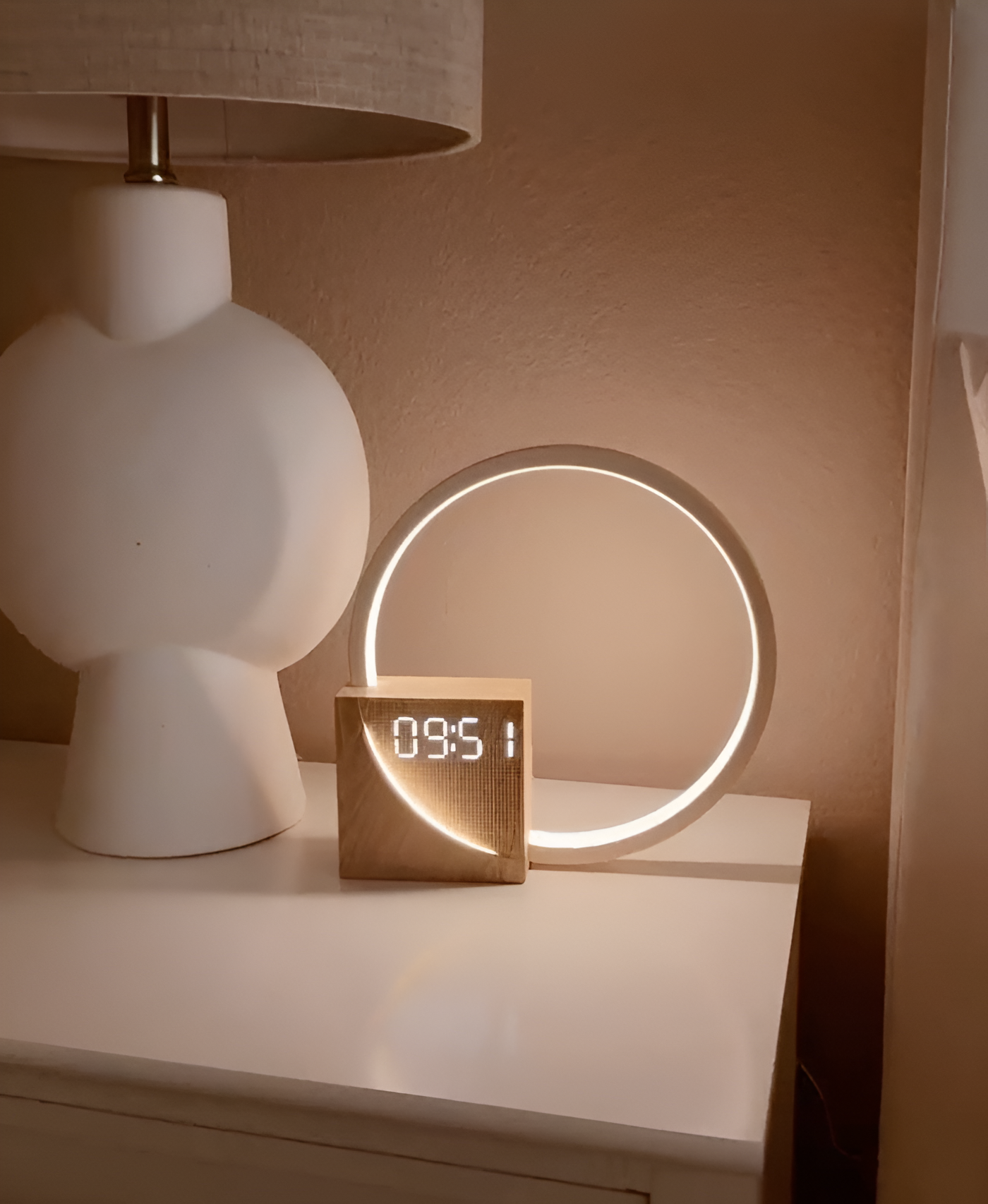 UnivSync - Multifunktionale Nachttischlampe mit USB-Anschluss, Snooze-Funktion und Wecklicht