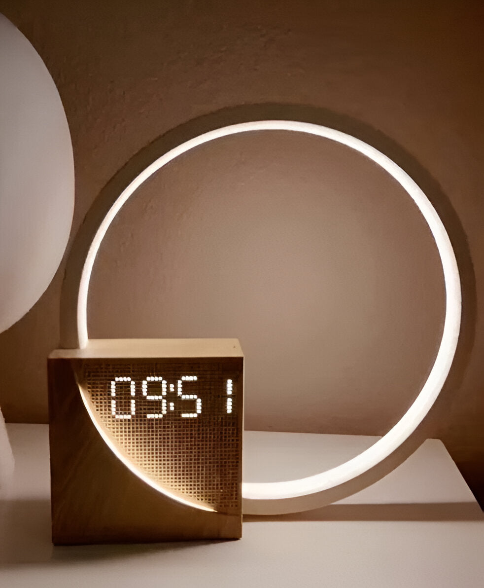 UnivSync - Multifunktionale Nachttischlampe mit USB-Anschluss, Snooze-Funktion und Wecklicht