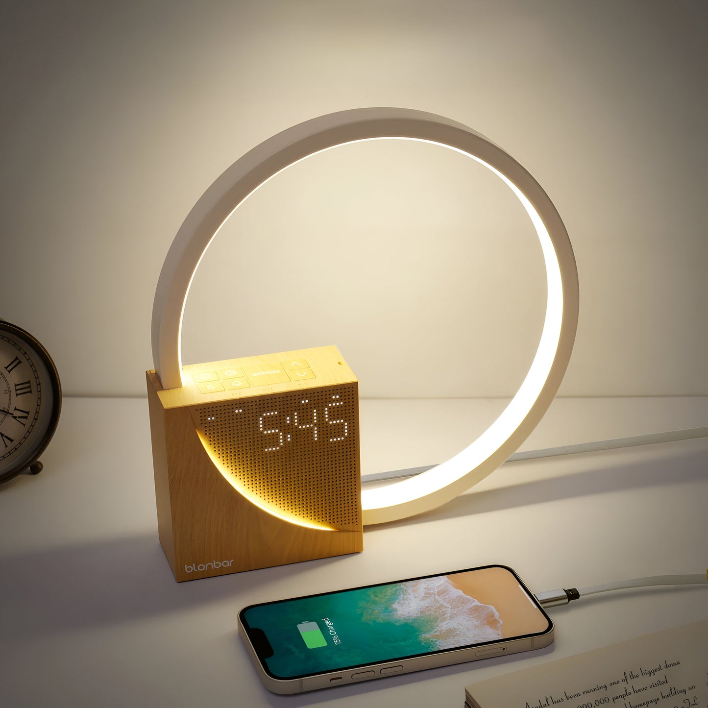 UnivSync - Multifunktionale Nachttischlampe mit USB-Anschluss, Snooze-Funktion und Wecklicht