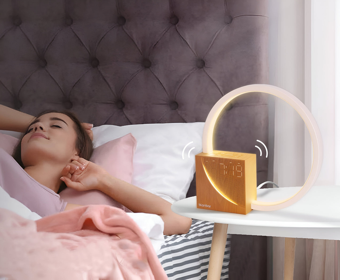 UnivSync - Multifunktionale Nachttischlampe mit USB-Anschluss, Snooze-Funktion und Wecklicht
