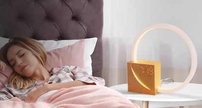 UnivSync - Multifunktionale Nachttischlampe mit USB-Anschluss, Snooze-Funktion und Wecklicht