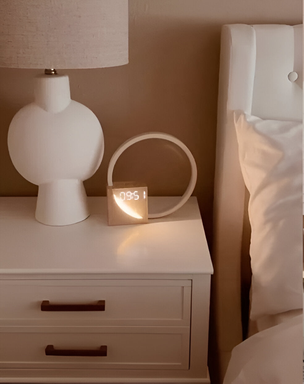 UnivSync - Multifunktionale Nachttischlampe mit USB-Anschluss, Snooze-Funktion und Wecklicht