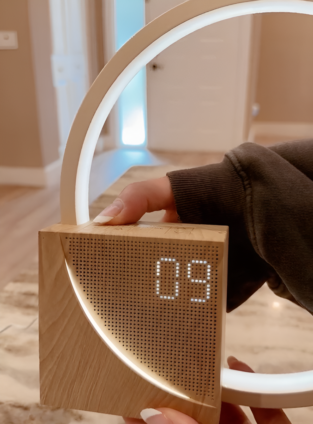 UnivSync - Multifunktionale Nachttischlampe mit USB-Anschluss, Snooze-Funktion und Wecklicht