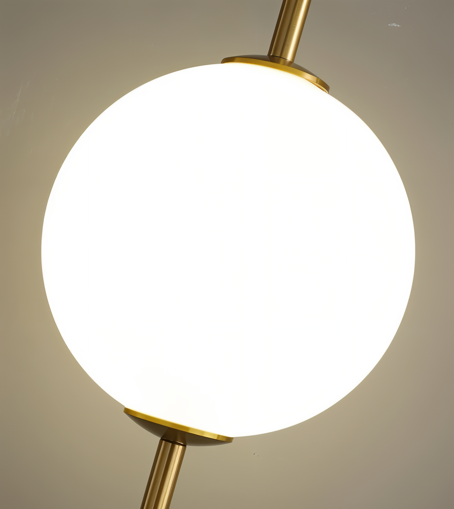 VertiGlobe Pendelleuchte - Vertical String mit Milchglaskugel Design Hängelampe