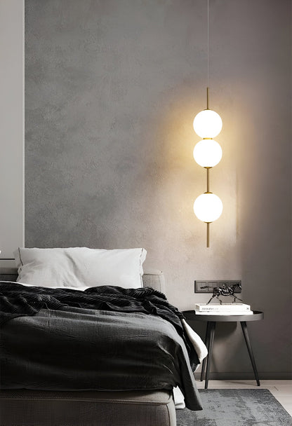 VertiGlobe Pendelleuchte - Vertical String mit Milchglaskugel Design Hängelampe