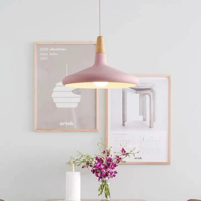 Aufhängung Französisches Macaron Conique - Lampe aus Aluminium und Holz im modernen und spielerischen Design