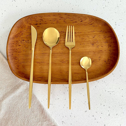 Minimalistisches goldenes Besteckset