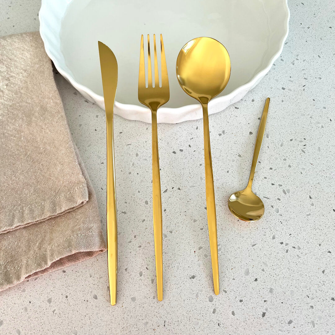 Minimalistisches goldenes Besteckset