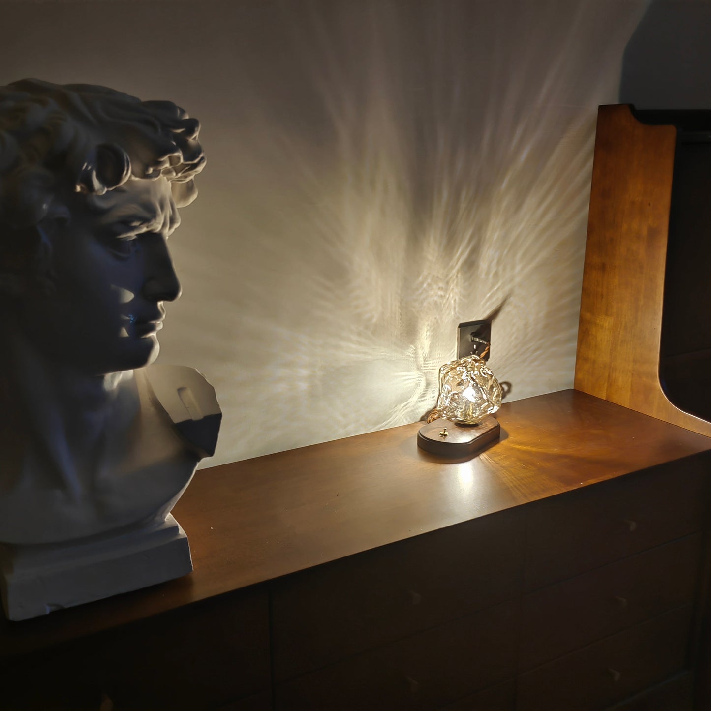 Tischlampe aus Glas Ice Stone – Elegantes Design mit Metall- und Holzfuß