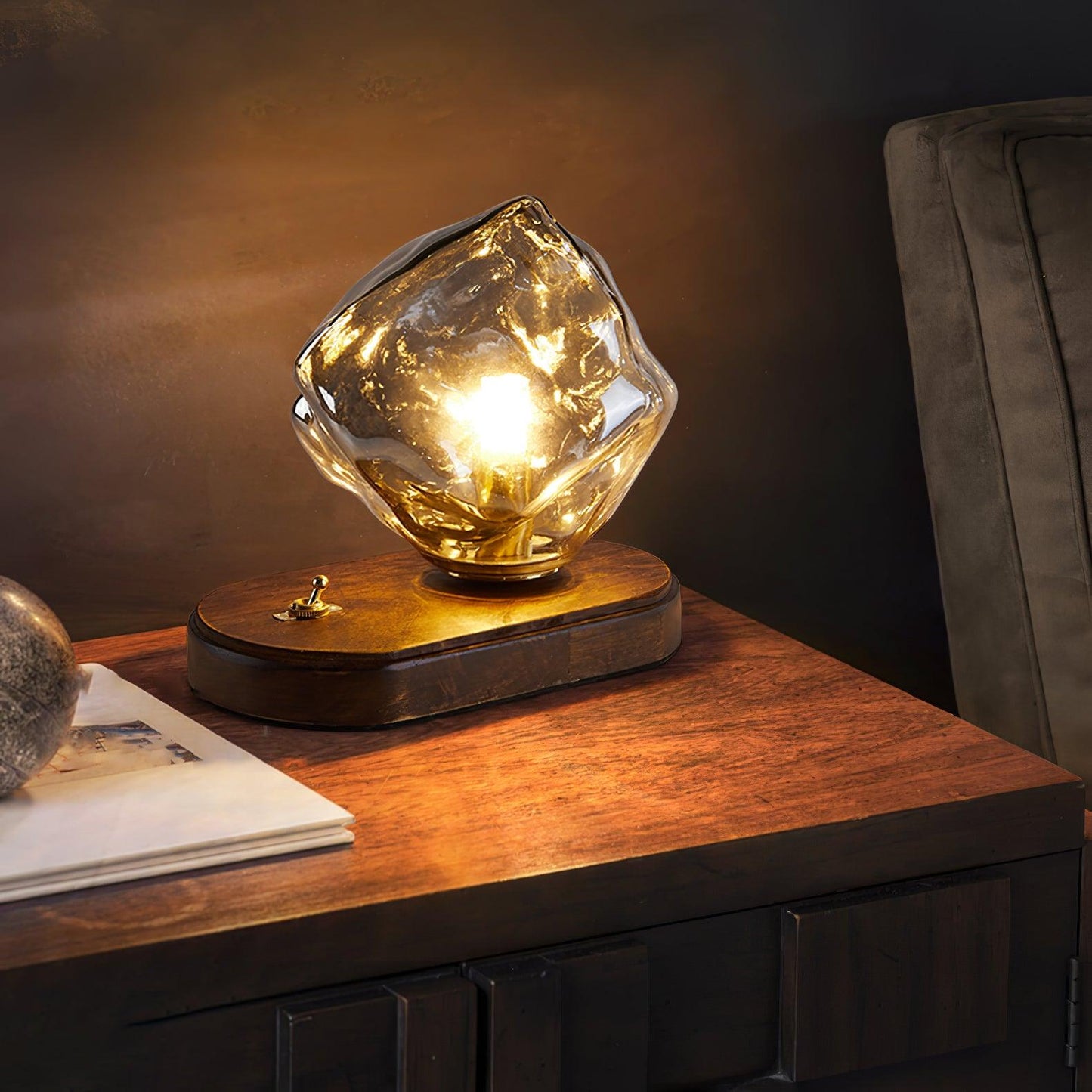 Moderne Stehlampe mit Glasblock und Holzfuß - LED-Beleuchtung