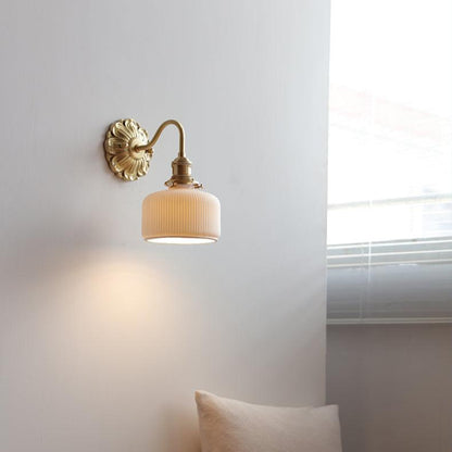 Garduru & Weiße Keramikwandleuchte – Klassische Eleganz für zeitlose Interiors