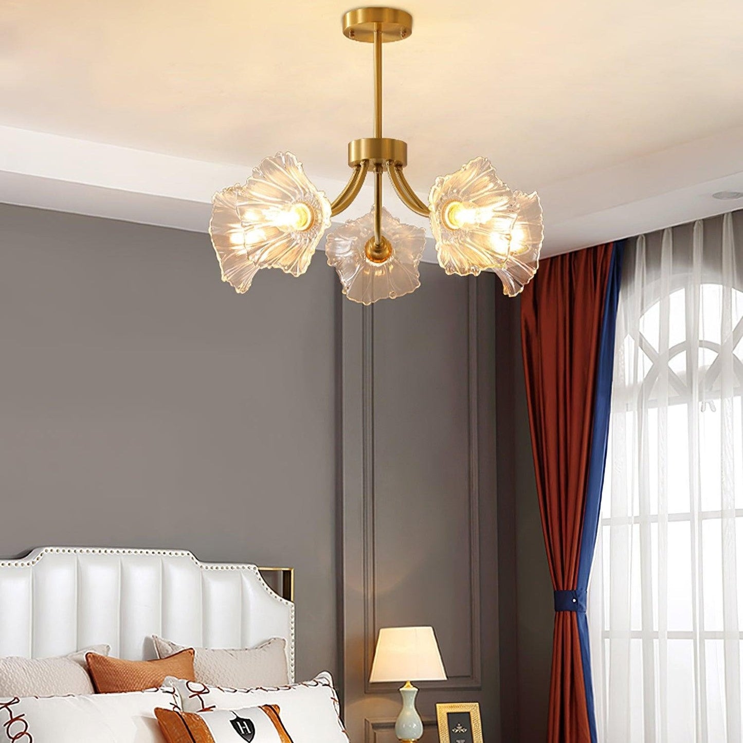 Lustre Kalin aus Glas und Messing - Elegantes Blumen-Design für Wohnzimmer und Esszimmer