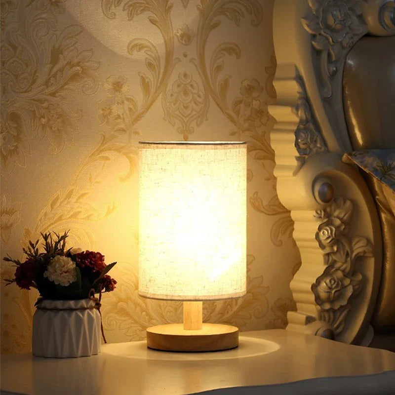 Lumora - Moderne LED Nachttischlampe mit Stoffschirm, dimmbar, USB-Stecker