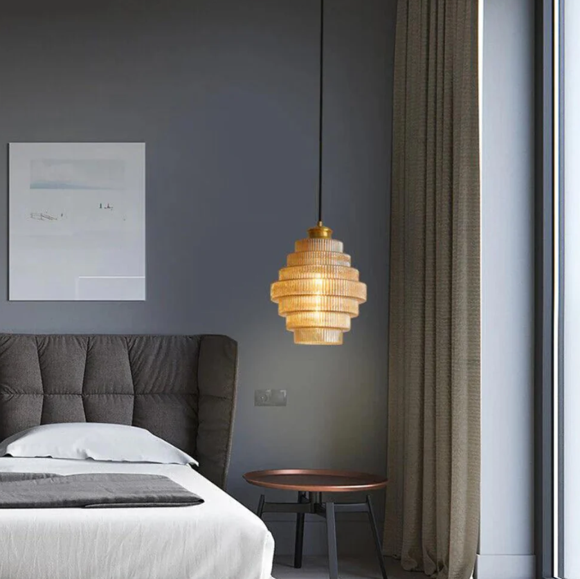 Der Glanz der Karaffe – Elegante Glas-Hängelampe für eine raffinierte Atmosphäre