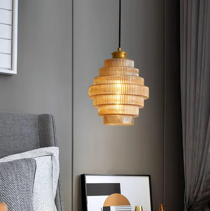 Der Glanz der Karaffe – Elegante Glas-Hängelampe für eine raffinierte Atmosphäre