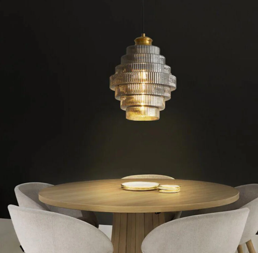 Der Glanz der Karaffe – Elegante Glas-Hängelampe für eine raffinierte Atmosphäre