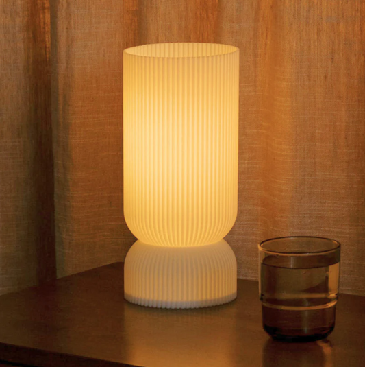 Garduru Tischlampe – Ein von der Geschichte inspiriertes Design mit einem modernen Twist