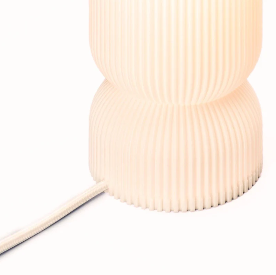 Garduru Tischlampe – Ein von der Geschichte inspiriertes Design mit einem modernen Twist