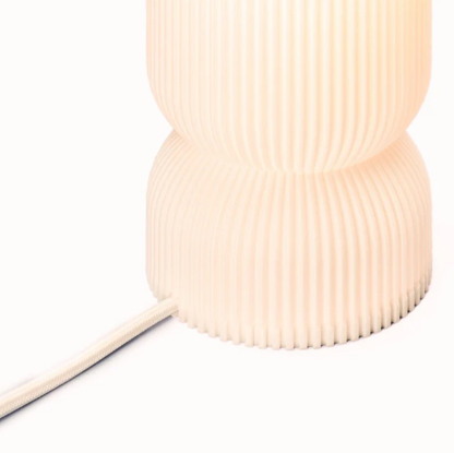 Garduru Tischlampe – Ein von der Geschichte inspiriertes Design mit einem modernen Twist