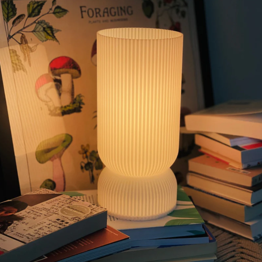 Garduru Tischlampe – Ein von der Geschichte inspiriertes Design mit einem modernen Twist
