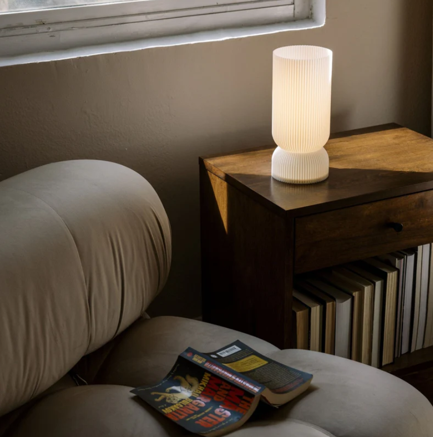 Garduru Tischlampe – Ein von der Geschichte inspiriertes Design mit einem modernen Twist